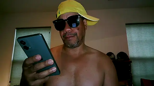 Snapshot of pimpdaddy4ever chatting on April 19, 6:10 pm pimpdaddy4ever online show from April 19, 6:10 pm