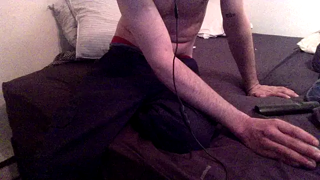 Snapshot of RunawayGraffiti9 chatting on April 6, 7:09 am RunawayGraffiti9 online show from April 6, 7:09 am