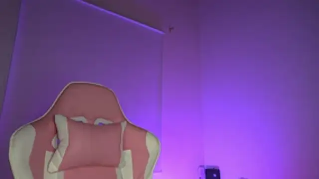 Snapshot of little-Emma chatting on February 7, 3:43 am little-Emma online show from February 7, 3:43 am