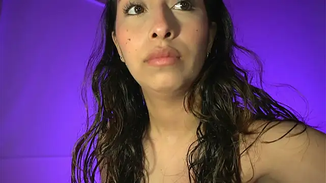 Snapshot of little-Emma chatting on February 11, 3:11 am little-Emma online show from February 11, 3:11 am