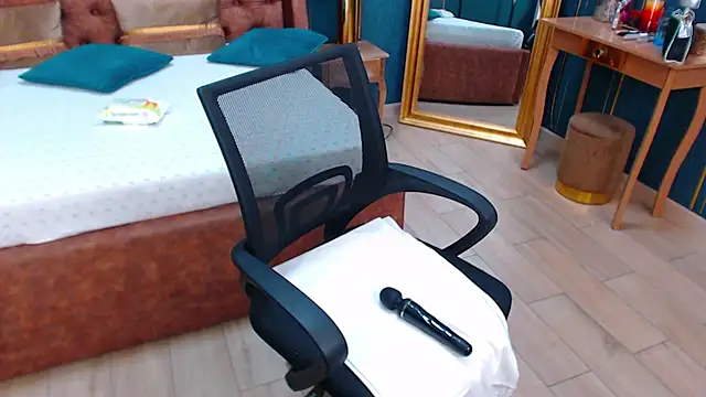 Snapshot of SerenaXMendez chatting on December 2, 9:24 am SerenaXMendez online show from December 2, 9:24 am
