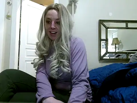 Snapshot of MonroeLoves chatting on March 6, 2:19 am MonroeLoves online show from March 6, 2:19 am