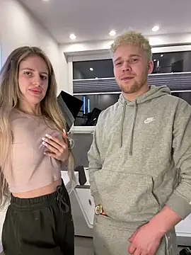 Snapshot of NickyGold_Official chatting on February 26, 12:27 am NickyGold Official online show from February 26, 12:27 am