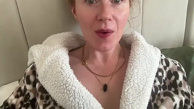 Snapshot of redheadrosie69 chatting on September 25, 9:02 am redheadrosie69 online show from September 25, 9:02 am