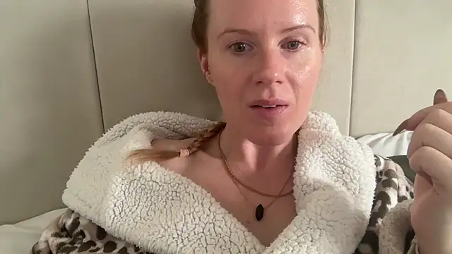 Snapshot of redheadrosie69 chatting on September 30, 8:41 am redheadrosie69 online show from September 30, 8:41 am