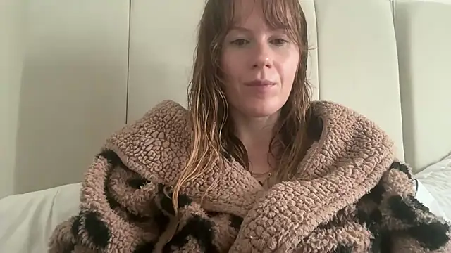 Snapshot of redheadrosie69 chatting on October 6, 9:07 am redheadrosie69 online show from October 6, 9:07 am