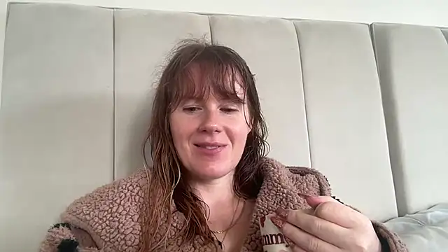 Snapshot of redheadrosie69 chatting on October 13, 9:20 am redheadrosie69 online show from October 13, 9:20 am