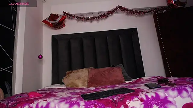 Snapshot of Tifanny_Sweett chatting on December 19, 12:24 am Tifanny Sweett online show from December 19, 12:24 am