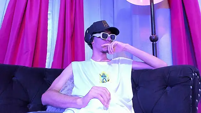 Snapshot of TomyMosterCock chatting on December 10, 2:16 am TomyMosterCock online show from December 10, 2:16 am