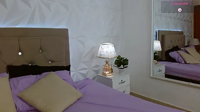 Snapshot of Gwen_drew chatting on February 13, 1:18 pm Gwen drew online show from February 13, 1:18 pm