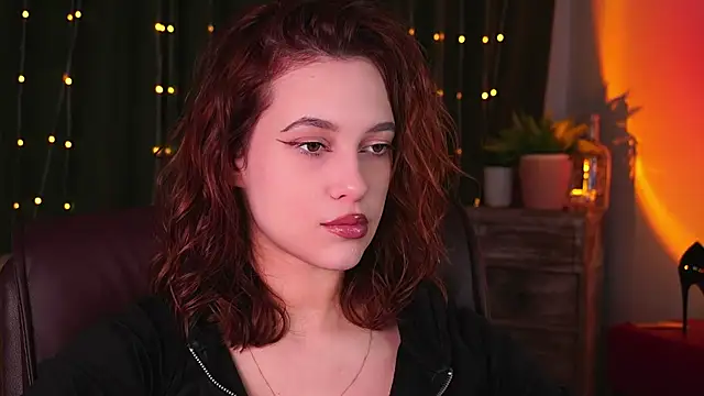 Snapshot of LolaLemona chatting on March 25, 10:32 am LolaLemona online show from March 25, 10:32 am