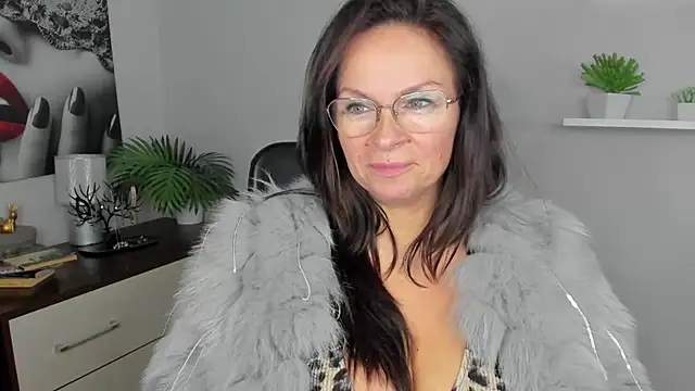 HelenLuxx online show from December 8, 10:30 am