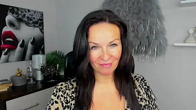 HelenLuxx online show from January 7, 2:30 pm