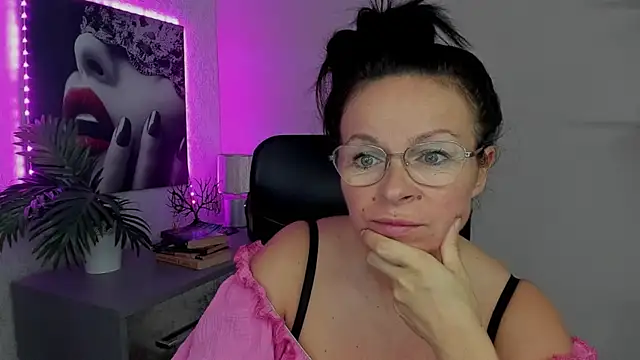 Snapshot of HelenLuxx chatting on September 20, 6:36 am HelenLuxx online show from September 20, 6:36 am