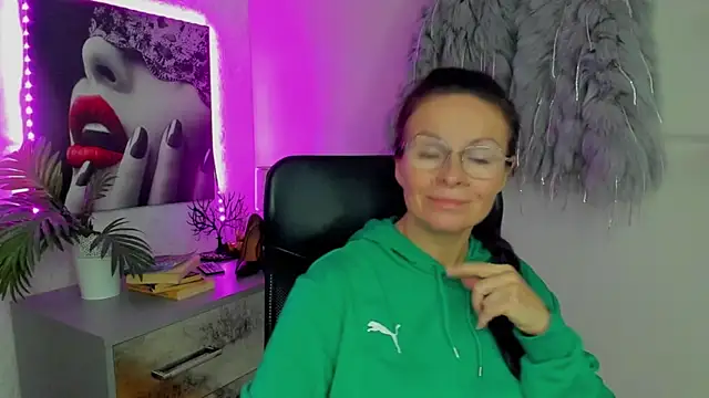 Snapshot of HelenLuxx chatting on October 9, 5:38 am HelenLuxx online show from October 9, 5:38 am