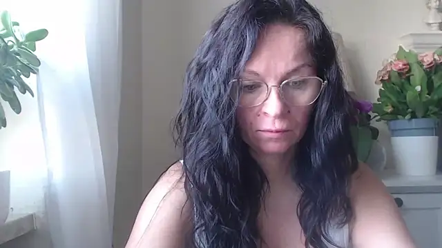 Snapshot of HelenLuxx chatting on October 31, 7:31 am HelenLuxx online show from October 31, 7:31 am