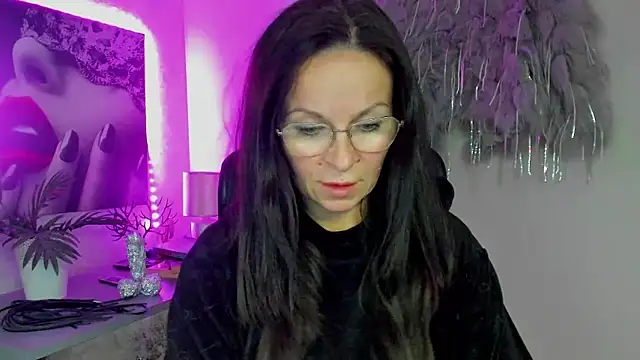 HelenLuxx online show from January 8, 5:15 pm