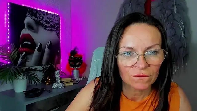 HelenLuxx online show from May 11, 2:45 pm