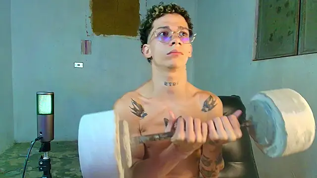 Snapshot of mateodeamjo chatting on March 8, 2:04 am mateodeamjo online show from March 8, 2:04 am