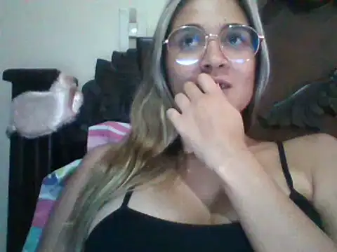 Snapshot of trianabell chatting on December 21, 7:16 pm trianabell online show from December 21, 7:16 pm