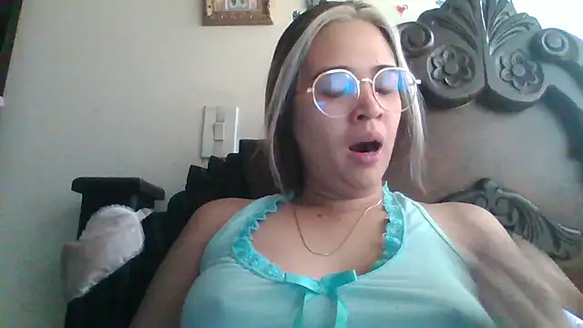 Snapshot of trianabell chatting on December 26, 3:53 pm trianabell online show from December 26, 3:53 pm