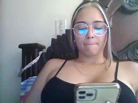 Snapshot of trianabell chatting on December 27, 4:10 pm trianabell online show from December 27, 4:10 pm