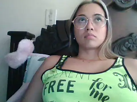 Snapshot of trianabell chatting on January 15, 7:44 pm trianabell online show from January 15, 7:44 pm