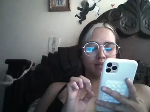 Snapshot of trianabell chatting on February 5, 4:03 pm trianabell online show from February 5, 4:03 pm