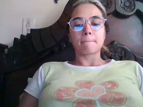 Snapshot of trianabell chatting on February 17, 3:42 pm trianabell online show from February 17, 3:42 pm