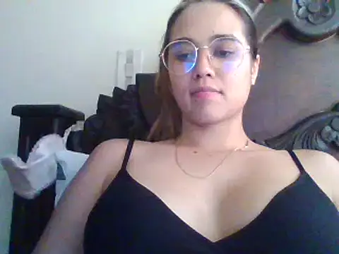 Snapshot of trianabell chatting on February 18, 9:09 pm trianabell online show from February 18, 9:09 pm