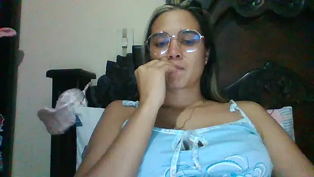 Snapshot of trianabell chatting on February 19, 2:23 am trianabell online show from February 19, 2:23 am