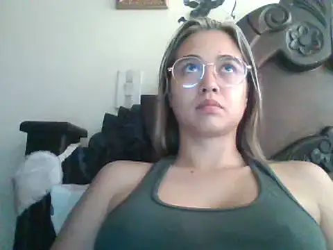 Snapshot of trianabell chatting on February 25, 4:21 pm trianabell online show from February 25, 4:21 pm