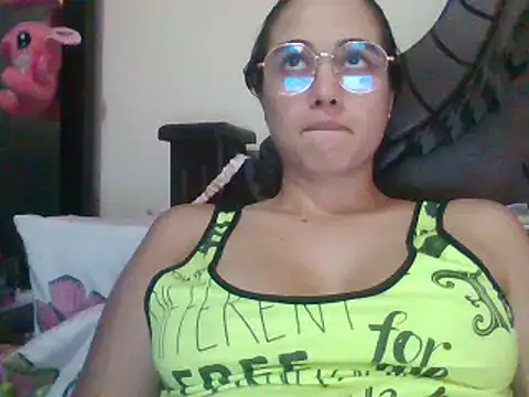 Snapshot of trianabell chatting on March 4, 7:43 pm trianabell online show from March 4, 7:43 pm