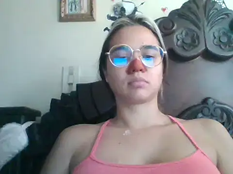 Snapshot of trianabell chatting on March 16, 4:56 pm trianabell online show from March 16, 4:56 pm