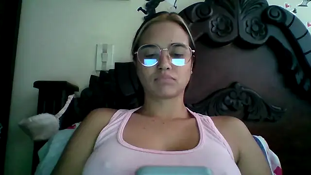 Snapshot of trianabell chatting on September 8, 4:39 pm trianabell online show from September 8, 4:39 pm