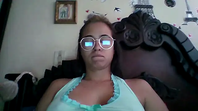 Snapshot of trianabell chatting on September 15, 3:23 pm trianabell online show from September 15, 3:23 pm