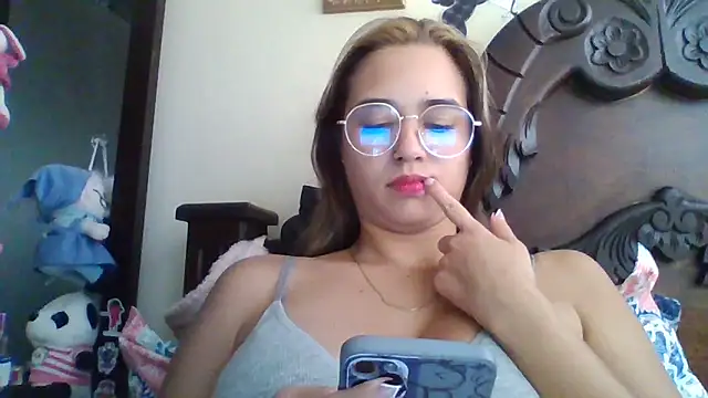 Snapshot of trianabell chatting on October 10, 8:30 pm trianabell online show from October 10, 8:30 pm