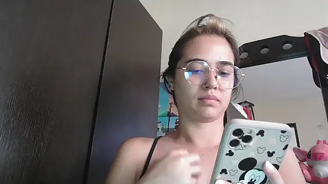 Snapshot of trianabell chatting on March 28, 3:00 pm trianabell online show from March 28, 3:00 pm