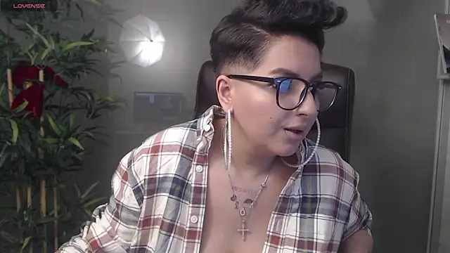 BustyAllyy online show from December 17, 11:59 pm
