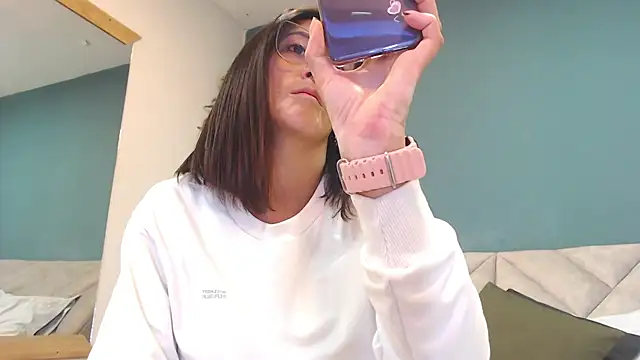 Snapshot of SharisWillian chatting on February 19, 3:35 am SharisWillian online show from February 19, 3:35 am