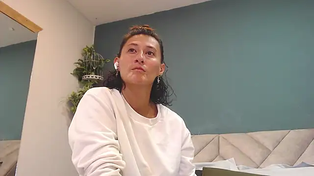 Snapshot of SharisWillian chatting on February 21, 3:51 am SharisWillian online show from February 21, 3:51 am