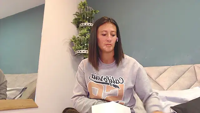 Snapshot of SharisWillian chatting on March 5, 3:57 am SharisWillian online show from March 5, 3:57 am