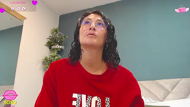 Snapshot of SharisWillian chatting on March 9, 3:43 am SharisWillian online show from March 9, 3:43 am