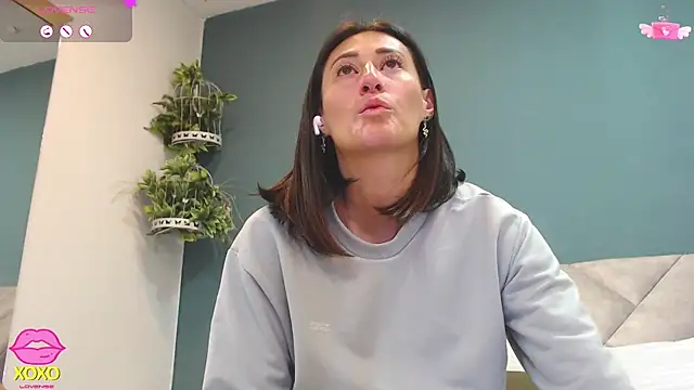 Snapshot of SharisWillian chatting on March 12, 4:07 am SharisWillian online show from March 12, 4:07 am