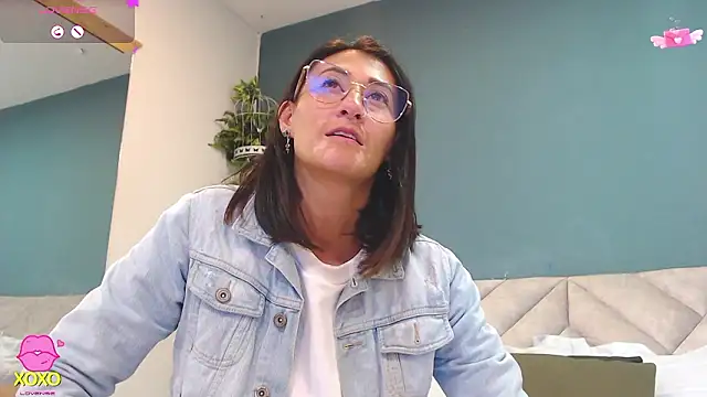 Snapshot of SharisWillian chatting on March 13, 3:24 am SharisWillian online show from March 13, 3:24 am