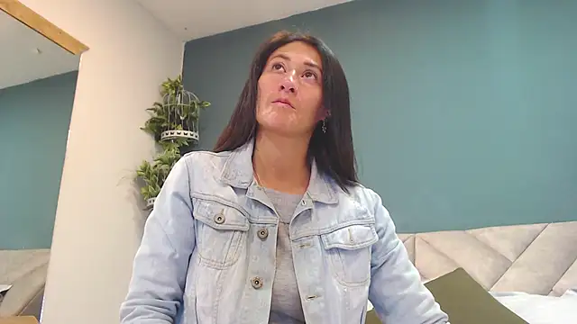 Snapshot of SharisWillian chatting on March 14, 3:45 am SharisWillian online show from March 14, 3:45 am