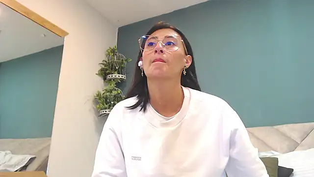 Snapshot of SharisWillian chatting on March 16, 3:56 am SharisWillian online show from March 16, 3:56 am