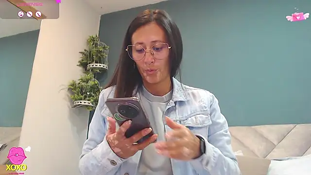 Snapshot of SharisWillian chatting on March 21, 3:44 am SharisWillian online show from March 21, 3:44 am