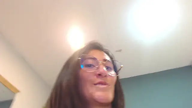 Snapshot of SharisWillian chatting on March 25, 3:45 am SharisWillian online show from March 25, 3:45 am