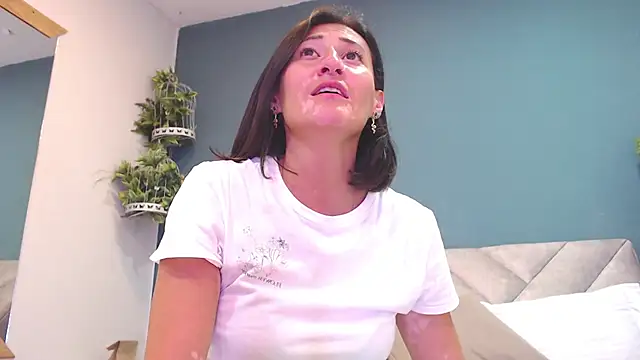 Snapshot of SharisWillian chatting on March 26, 3:34 am SharisWillian online show from March 26, 3:34 am